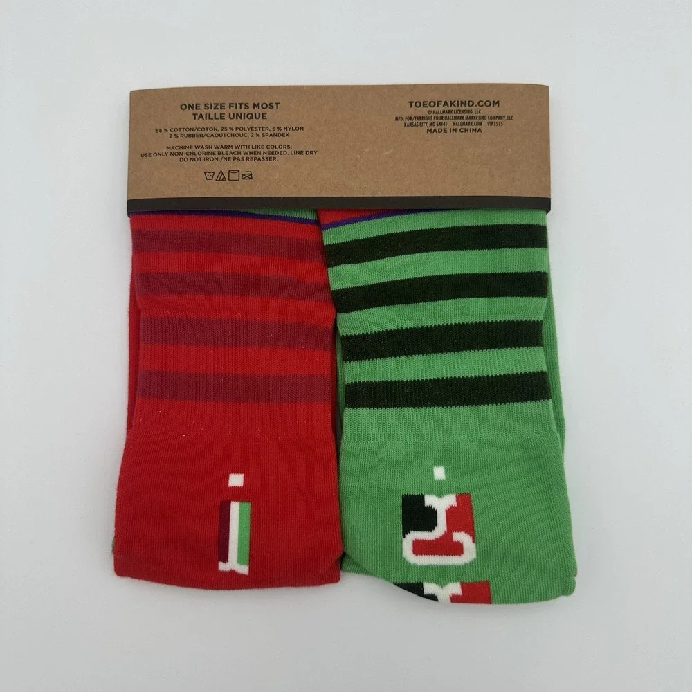 Hallmark Toe of a Kind Christmas Crew Socks Very Merry One Size‎